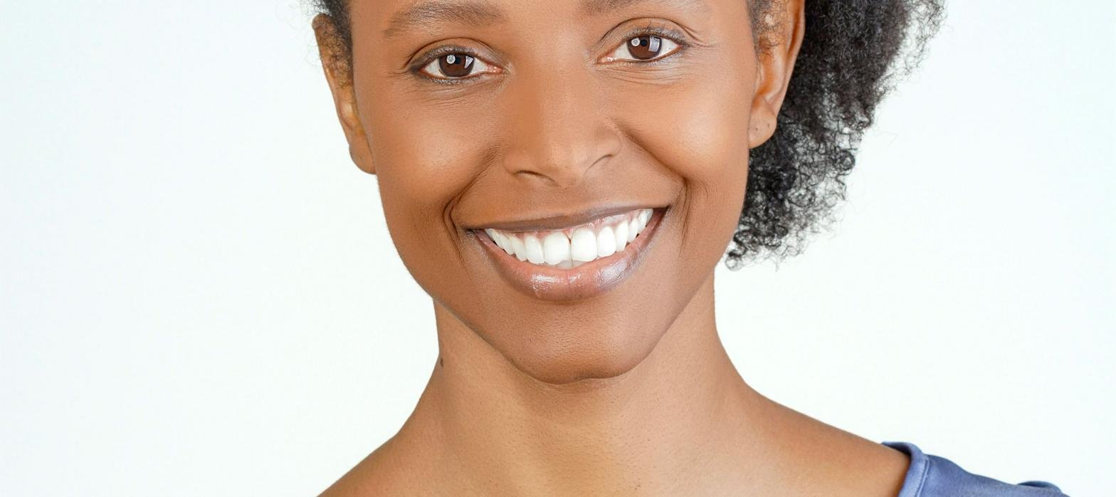 ابتسامة واثقة ومشرقة بعد تجميل الأسنان